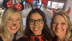 Mit bunten Verkleidungen kommt auch das Organisationsteam um Maren Katt (links) und Melanie Blank (Mitte) in die richtige Stimmung.