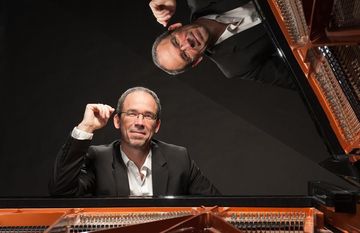 Michael Schütz aus Berlin interpretiert weltbekannte Hits auf der Orgel.