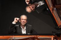 Michael Schütz aus Berlin interpretiert weltbekannte Hits auf der Orgel.