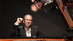 Michael Schütz aus Berlin interpretiert weltbekannte Hits auf der Orgel.