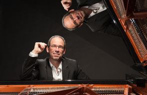 Michael Schütz aus Berlin interpretiert weltbekannte Hits auf der Orgel.