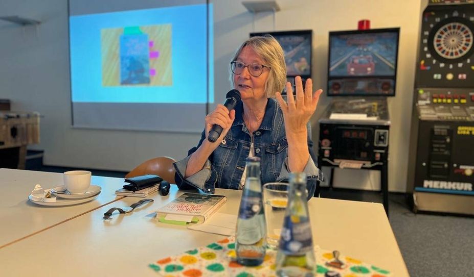 Kirsten Boie bei ihrer Lesung an der Integrierten Gesamtschule Osterholz.