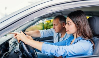 Professionelles Fahrtraining und ausreichend theoretische Vorbereitung halten die gestiegenen Preise im komplexen Verkehr geringer.