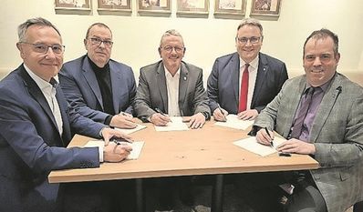 Die Landräte vom Heidekreis, von Cuxhaven, Osterholz, Rotenburg und Verden unterzeichneten die Zweckvereinbarung.