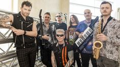 Songs u. a. von Aerosmith, The Eagles, Kansas, The Who und Bon Jovi sind Teil der rund zweieinhalbstündigen Show von Rock Rising.