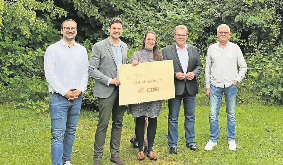 Fabian T. Albrecht (2.v.l.) und Bürgermeister Jürgen Kuck (2.v.r.) mit weiteren Mitgliedern des CDU Gemeindeverbandes.