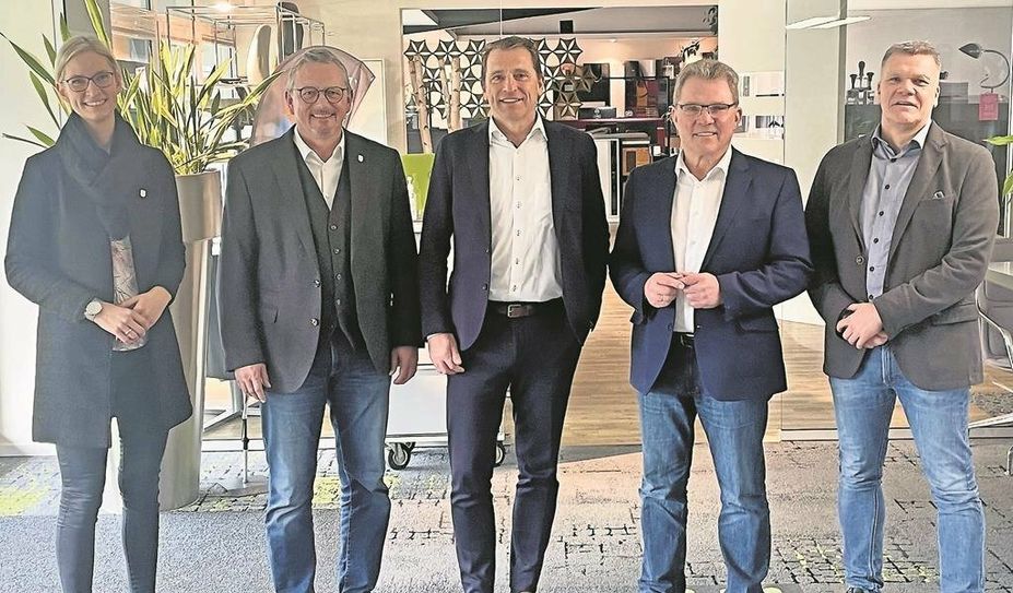 Jens Fislage (Mitte) ist stolz, dass sein Betrieb die gebührende Aufmerksamkeit von kommunalen Akteuren bekommt.