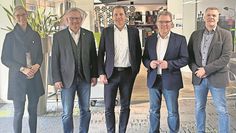 Jens Fislage (Mitte) ist stolz, dass sein Betrieb die gebührende Aufmerksamkeit von kommunalen Akteuren bekommt.