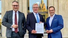Die Landräte Marco Prietz (links) und Kai Seefried (rechts) setzen bei der Reaktivierung von Bahnstrecken für den Personenverkehr auf die Unterstützung von Niedersachsens Verkehrsminister Dr. Bernd Althusmann. In einem Brief an den Minister fassten sie ihre Argumente noch einmal zusammen.