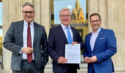 Die Landräte Marco Prietz (links) und Kai Seefried (rechts) setzen bei der Reaktivierung von Bahnstrecken für den Personenverkehr auf die Unterstützung von Niedersachsens Verkehrsminister Dr. Bernd Althusmann. In einem Brief an den Minister fassten sie ihre Argumente noch einmal zusammen.