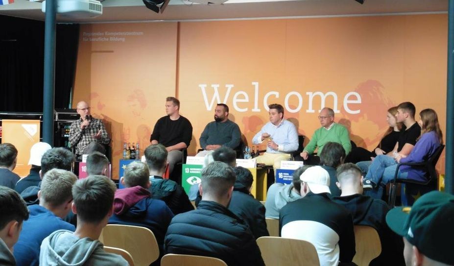 Von links: Eckard Schlöbcke, Frederik Burdorf, Mesut Ercik, Henry Balzer und Axel Miesner stellten sich vor der Wahl den Fragen von Schüler:innen. Durch die Diskussion führten Marie Haarde, Jonas Anderleit-Kattau und Feentje Bracht. Foto: mf