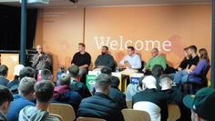 Von links: Eckard Schlöbcke, Frederik Burdorf, Mesut Ercik, Henry Balzer und Axel Miesner stellten sich vor der Wahl den Fragen von Schüler:innen. Durch die Diskussion führten Marie Haarde, Jonas Anderleit-Kattau und Feentje Bracht. Foto: mf