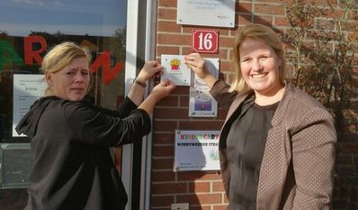 Auf der Frankfurter Buchmesse bekam die Kita Worpsweder Straße das Gütesiegel Buchkita, inzwischen wurde die Plakette am Eingang angebracht. Foto: eb