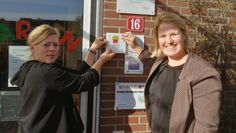 Auf der Frankfurter Buchmesse bekam die Kita Worpsweder Straße das Gütesiegel Buchkita, inzwischen wurde die Plakette am Eingang angebracht. Foto: eb