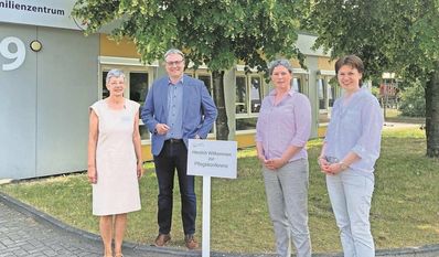 Landrat Marco Prietz mit (v.l.) der Geschäftsleitung der Pflegekonferenz Carmen Menzel, Dezernentin Imke Colshorn und Ursula Seidler-Braun, Verwaltungsleitung des Pflegestützpunkts Nord.
