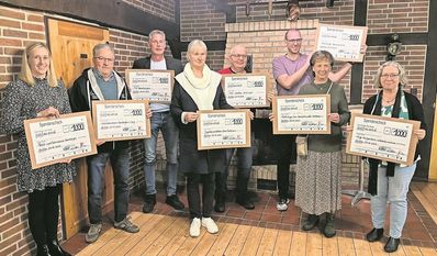 Acht Vereine aus der Samtgemeinde durften sich über jeweils 1.000 Euro freuen. Foto: limo