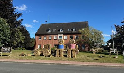 Zum Erntefest ist der Ort wieder passend dekoriert.