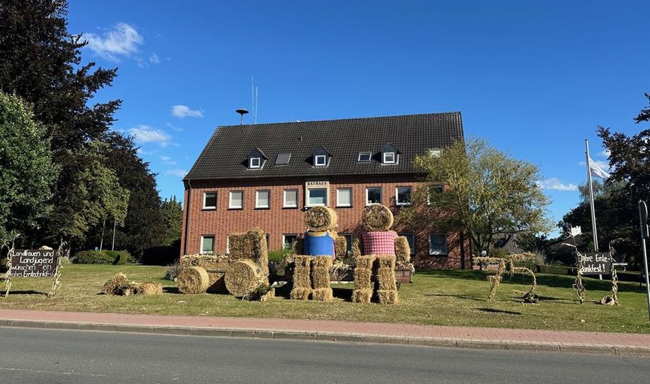 Zum Erntefest ist der Ort wieder passend dekoriert.