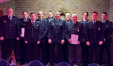 Die Mitglieder der Feuerwehr präsentieren sich und ihre Urkunden.