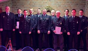 Die Mitglieder der Feuerwehr präsentieren sich und ihre Urkunden.