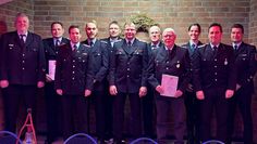 Die Mitglieder der Feuerwehr präsentieren sich und ihre Urkunden.