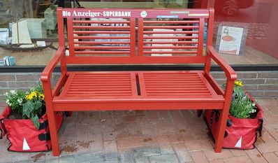 Wer super ist, setzt sich gerne für die Belange anderer ein. Die Superbank scheint fortan, Sitzplätze in der Not anzubieten.