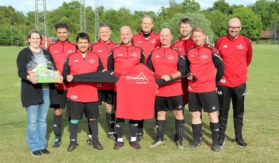 Die Männer freuen sich über die Sachspende des Pflegeteams.