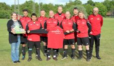 Die Männer freuen sich über die Sachspende des Pflegeteams.