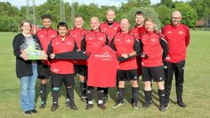 Die Männer freuen sich über die Sachspende des Pflegeteams.