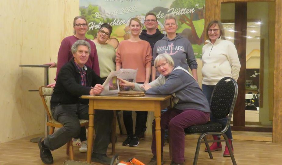 Von links: Rainer Krentzel, Merle Gerken, Tatjana Wichels, Franziska Wendelken, Jens Peper, Regie Silvia Pape, Irmtraut Christgau und Kerstin Malatini.