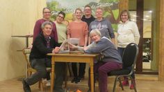 Von links: Rainer Krentzel, Merle Gerken, Tatjana Wichels, Franziska Wendelken, Jens Peper, Regie Silvia Pape, Irmtraut Christgau und Kerstin Malatini.