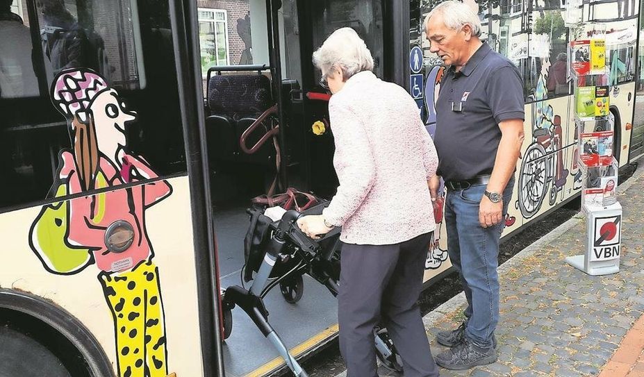 Besonders Senioren fällt es öfter schwer, in öffentliche Verkehrsmittel problemlos ein- und auszusteigen.