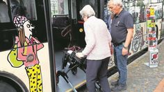 Besonders Senioren fällt es öfter schwer, in öffentliche Verkehrsmittel problemlos ein- und auszusteigen.