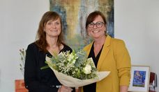 Ute Cordes (links) und Anja Schlesselmann-Janssen durften zahlreiche Gäste zur Vernissage begrüßen.