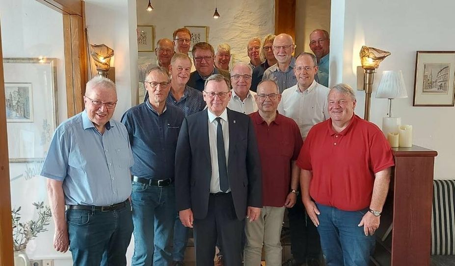 Bodo Ramelow (Mitte) u. a. mit Dr. Reinhard Wagner (re. daneben) und Matthias Kohlmann, Präsident der IHK Stade (li. daneben).