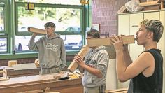 Die Schüler probierten zwischendurch aus, ob die Pfeife den richtigen Ton von sich gibt.