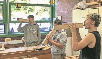 Die Schüler probierten zwischendurch aus, ob die Pfeife den richtigen Ton von sich gibt.