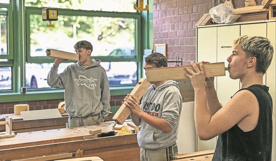 Die Schüler probierten zwischendurch aus, ob die Pfeife den richtigen Ton von sich gibt.