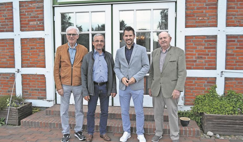 Die ehemaligen Samtgemeindebürgermeister (von links) Werner Otten, Holger Meyer und Klaus Wiesen (rechts) mit dem neuen Rathaus-Chef Frank Springer (2.von rechts).