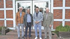 Die ehemaligen Samtgemeindebürgermeister (von links) Werner Otten, Holger Meyer und Klaus Wiesen (rechts) mit dem neuen Rathaus-Chef Frank Springer (2.von rechts).