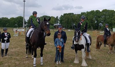 Die neuen Majestäten wurden nach dem Turnier gebührend gefeiert.