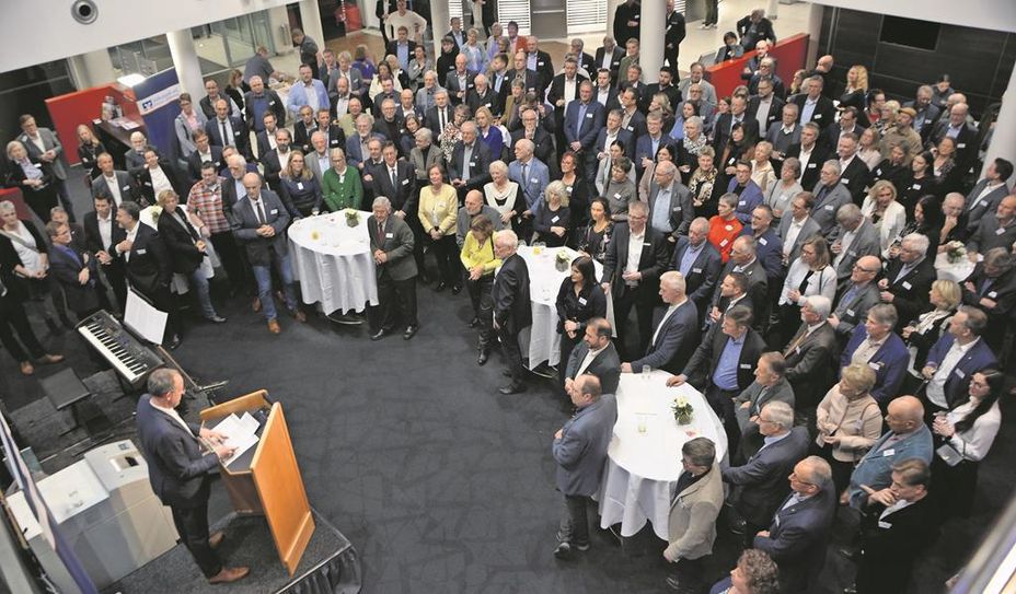Bremervörde (rgp). Am Montagabend, 27. Januar, fand in der Kundenhalle der Bremervörder Niederlassung der Volksbank eG Osterholz Bremervörde der zwölfte Neujahrsempfang statt. Die Volksbank-Vorstände Jan Mackenberg, Stefanie Kase - sie stellte sich an diesem Abend als neues Vorstandsmitglied vor - und Michael Kersting durften sich nach einem Grußwort über viele Gäste freuen, die bei einem guten Tropfen Rot- und Weißwein sowie erlesenen Speisen ausgiebig diskutierten. Vor allem nach der Rede des Hauptredners Corvin Borghardts. Viel Positives konnte er angesichts der Weltlage nicht formulieren. Der Ukraine-Krieg, der Nahe Osten, die neue US-Regierung unter Donald Trump und die schlechte Finanzlage der Kommunen stimmten den BZ-Geschäftsführer nicht gerade positiv. Dennoch war ein guter Abend. Viele Gäste aus Politik, Wirtschaft, Vereinen und Ehrenamt waren der Einladung gefolgt. Sogar aus Cuxhaven. Sie alle waren sich einig, dass der Neujahrsempfang der Volksbank in Bremervörde