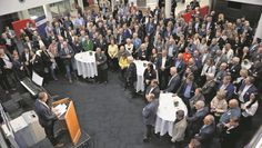 Bremervörde (rgp). Am Montagabend, 27. Januar, fand in der Kundenhalle der Bremervörder Niederlassung der Volksbank eG Osterholz Bremervörde der zwölfte Neujahrsempfang statt. Die Volksbank-Vorstände Jan Mackenberg, Stefanie Kase - sie stellte sich an diesem Abend als neues Vorstandsmitglied vor - und Michael Kersting durften sich nach einem Grußwort über viele Gäste freuen, die bei einem guten Tropfen Rot- und Weißwein sowie erlesenen Speisen ausgiebig diskutierten. Vor allem nach der Rede des Hauptredners Corvin Borghardts. Viel Positives konnte er angesichts der Weltlage nicht formulieren. Der Ukraine-Krieg, der Nahe Osten, die neue US-Regierung unter Donald Trump und die schlechte Finanzlage der Kommunen stimmten den BZ-Geschäftsführer nicht gerade positiv. Dennoch war ein guter Abend. Viele Gäste aus Politik, Wirtschaft, Vereinen und Ehrenamt waren der Einladung gefolgt. Sogar aus Cuxhaven. Sie alle waren sich einig, dass der Neujahrsempfang der Volksbank in Bremervörde