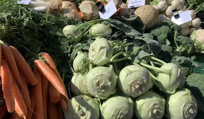 Knackiges Obst und Gemüse aus der Region sind das Aushängeschild des Wochenmarktes.