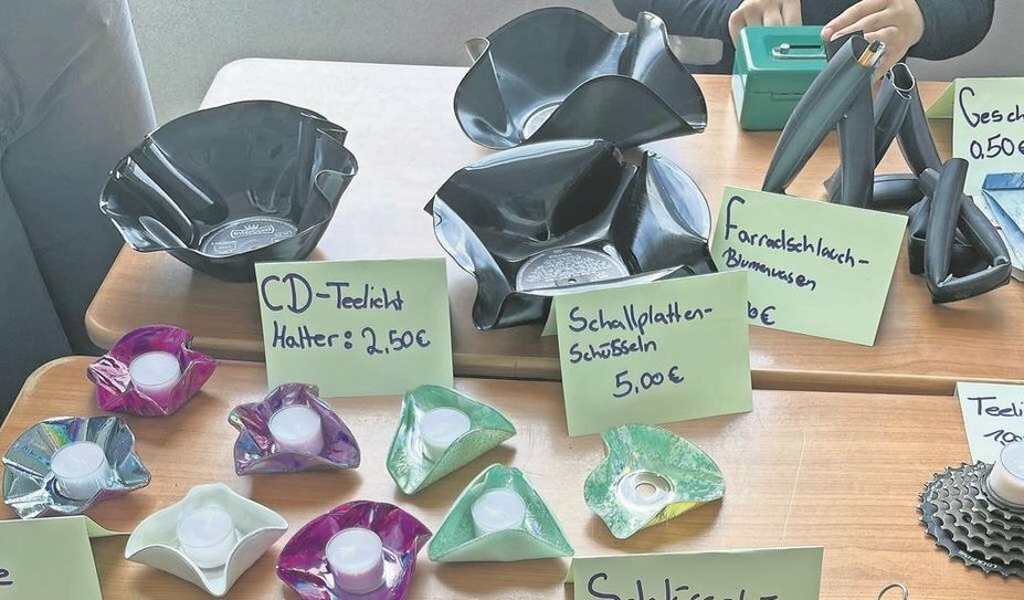 Schüsseln aus alten Schallplatten sind eine tolle Deko-Idee.