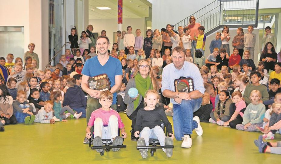 (v. l.) Malte Müller-Cordes, Sandra Pragmann und Matthias Bohlmann freuen sich mit den Kindern über die neuen Spielgeräte.