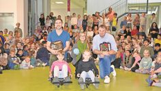 (v. l.) Malte Müller-Cordes, Sandra Pragmann und Matthias Bohlmann freuen sich mit den Kindern über die neuen Spielgeräte.