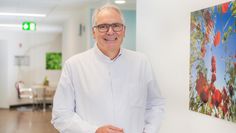 Dr. med. Jörg Franke wird den genauen Ablauf der Operation, die vom Roboter-System unterstützt wird, erklären.