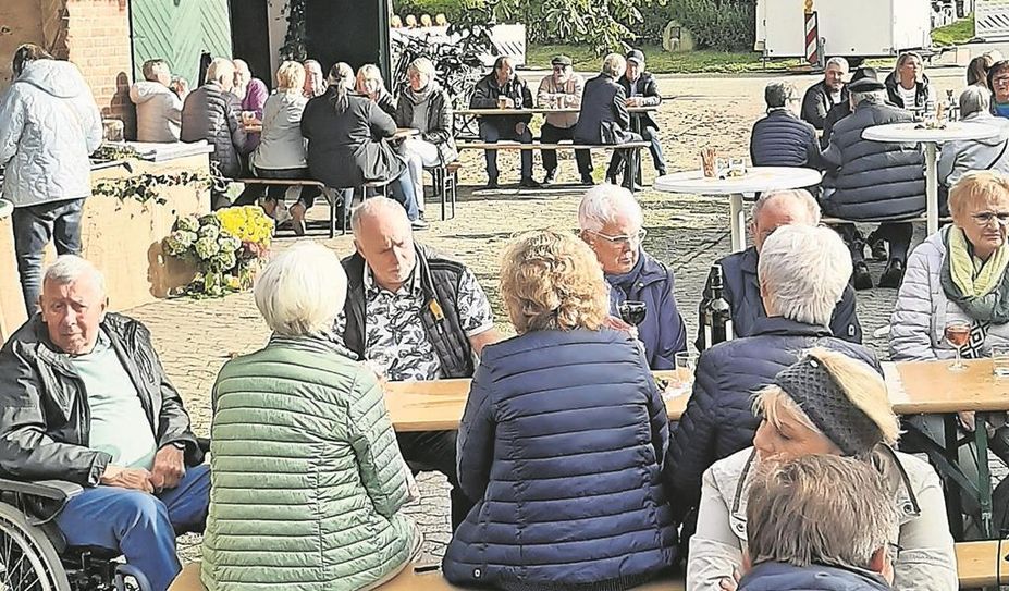Der Dorfplatz lädt beim Herbstmarkt zum Verweilen ein.