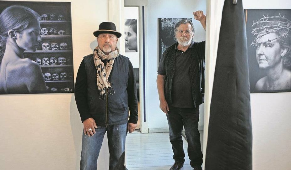 Wolfgang Gido (li.) und Robert Reis freuen sich über viele interessierte Besucher:innen ihrer Ausstellung.